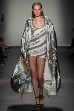 New York, Ny - Eylül 08: Custo Barcelona pist göster New York moda haftası sırasında bir modeli yürüyüşler: gösterir de New York City Pier 59 üzerinde 8 Eylül 2018. 