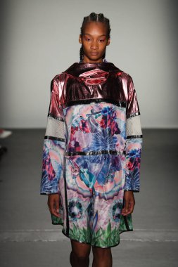 New York, Ny - Eylül 08: Custo Barcelona pist göster New York moda haftası sırasında bir modeli yürüyüşler: gösterir de New York City Pier 59 üzerinde 8 Eylül 2018. 