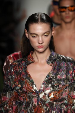 New York, Ny - Eylül 08: Modeller New York Moda Haftası sırasında Custo Barcelona 'nın defilesinde podyum finalinde yürür: 59.. 