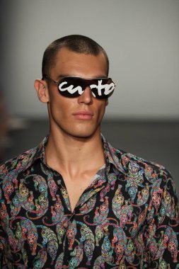 New York, Ny - Eylül 08: Modeller New York Moda Haftası sırasında Custo Barcelona 'nın defilesinde podyum finalinde yürür: 59.. 