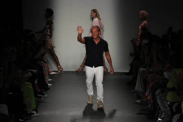 New York Września Designer Custo Barcelona Spaceruje Wybiegu Podczas Pokazu — Zdjęcie stockowe