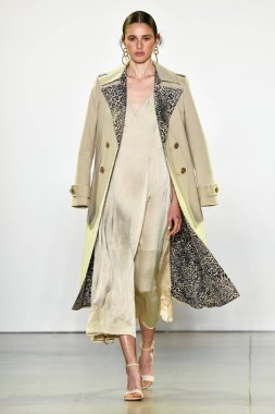 New York, New York - Eylül 05: New York Moda Haftası 'nda Elie Tahari için podyumda bir model yürüyor: 5 Eylül 2019' da New York şehrinde Bahar Stüdyoları 'ndaki Galeri Ii' de Gösteriler.