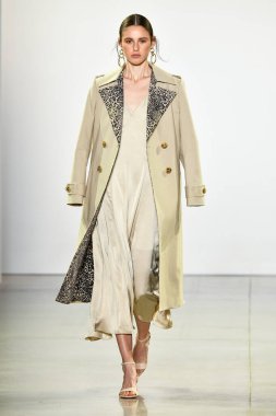 New York, New York - Eylül 05: New York Moda Haftası 'nda Elie Tahari için podyumda bir model yürüyor: 5 Eylül 2019' da New York şehrinde Bahar Stüdyoları 'ndaki Galeri Ii' de Gösteriler.