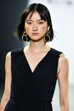 New York, New York - Eylül 05: New York Moda Haftası 'nda Elie Tahari için podyumda bir model yürüyor: 5 Eylül 2019' da New York şehrinde Bahar Stüdyoları 'ndaki Galeri Ii' de Gösteriler.