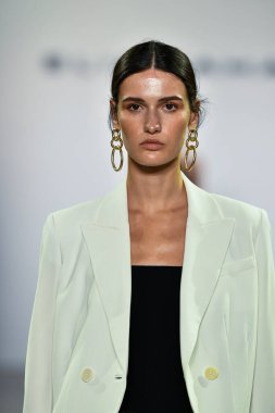 New York, New York - Eylül 05: New York Moda Haftası 'nda Elie Tahari için podyumda bir model yürüyor: 5 Eylül 2019' da New York şehrinde Bahar Stüdyoları 'ndaki Galeri Ii' de Gösteriler.
