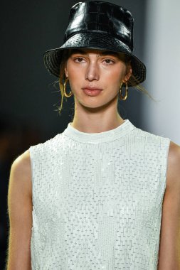 New York, New York - Eylül 05: New York Moda Haftası 'nda Elie Tahari için podyumda bir model yürüyor: 5 Eylül 2019' da New York şehrinde Bahar Stüdyoları 'ndaki Galeri Ii' de Gösteriler.