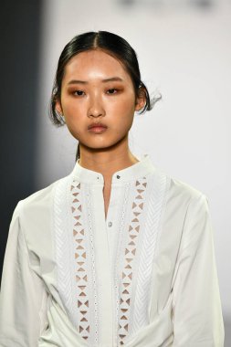 New York, New York - Eylül 05: New York Moda Haftası 'nda Elie Tahari için podyumda bir model yürüyor: 5 Eylül 2019' da New York şehrinde Bahar Stüdyoları 'ndaki Galeri Ii' de Gösteriler.