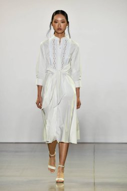 New York, New York - Eylül 05: New York Moda Haftası 'nda Elie Tahari için podyumda bir model yürüyor: 5 Eylül 2019' da New York şehrinde Bahar Stüdyoları 'ndaki Galeri Ii' de Gösteriler.