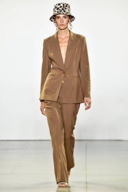 New York, New York - Eylül 05: New York Moda Haftası 'nda Elie Tahari için podyumda bir model yürüyor: 5 Eylül 2019' da New York şehrinde Bahar Stüdyoları 'ndaki Galeri Ii' de Gösteriler.