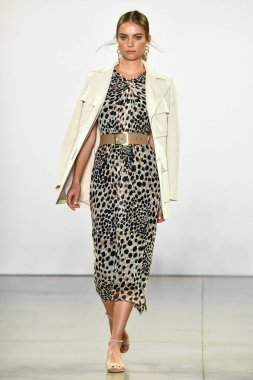 New York, New York - Eylül 05: New York Moda Haftası 'nda Elie Tahari için podyumda bir model yürüyor: 5 Eylül 2019' da New York şehrinde Bahar Stüdyoları 'ndaki Galeri Ii' de Gösteriler.