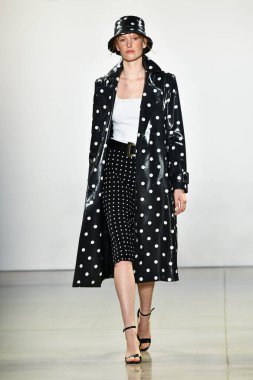 New York, New York - Eylül 05: New York Moda Haftası 'nda Elie Tahari için podyumda bir model yürüyor: 5 Eylül 2019' da New York şehrinde Bahar Stüdyoları 'ndaki Galeri Ii' de Gösteriler.