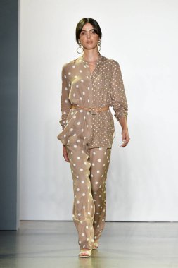 New York, New York - Eylül 05: New York Moda Haftası 'nda Elie Tahari için podyumda bir model yürüyor: 5 Eylül 2019' da New York şehrinde Bahar Stüdyoları 'ndaki Galeri Ii' de Gösteriler.