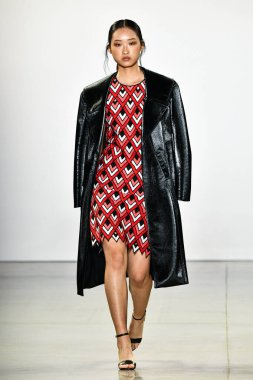 New York, New York - Eylül 05: New York Moda Haftası 'nda Elie Tahari için podyumda bir model yürüyor: 5 Eylül 2019' da New York şehrinde Bahar Stüdyoları 'ndaki Galeri Ii' de Gösteriler.