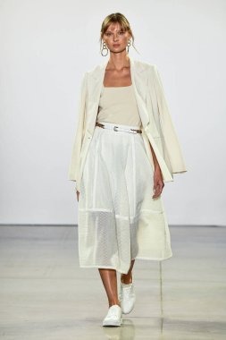 New York, New York - Eylül 05: New York Moda Haftası 'nda Elie Tahari için podyumda bir model yürüyor: 5 Eylül 2019' da New York şehrinde Bahar Stüdyoları 'ndaki Galeri Ii' de Gösteriler.