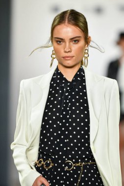 New York, New York - Eylül 05: New York Moda Haftası 'nda Elie Tahari için podyumda bir model yürüyor: 5 Eylül 2019' da New York şehrinde Bahar Stüdyoları 'ndaki Galeri Ii' de Gösteriler.