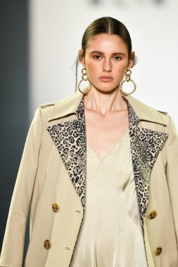 New York, New York - Eylül 05: New York Moda Haftası 'nda Elie Tahari için podyumda bir model yürüyor: 5 Eylül 2019' da New York şehrinde Bahar Stüdyoları 'ndaki Galeri Ii' de Gösteriler.