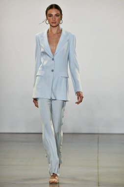 New York, New York - Eylül 05: New York Moda Haftası 'nda Elie Tahari için podyumda bir model yürüyor: 5 Eylül 2019' da New York şehrinde Bahar Stüdyoları 'ndaki Galeri Ii' de Gösteriler.