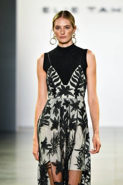 New York, New York - Eylül 05: New York Moda Haftası 'nda Elie Tahari için podyumda bir model yürüyor: 5 Eylül 2019' da New York şehrinde Bahar Stüdyoları 'ndaki Galeri Ii' de Gösteriler.