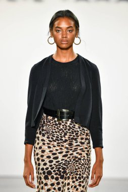 New York, New York - Eylül 05: New York Moda Haftası 'nda Elie Tahari için podyumda bir model yürüyor: 5 Eylül 2019' da New York şehrinde Bahar Stüdyoları 'ndaki Galeri Ii' de Gösteriler.