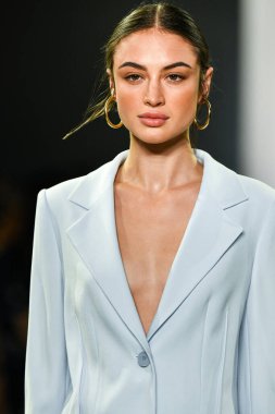 New York, New York - Eylül 05: New York Moda Haftası 'nda Elie Tahari için podyumda bir model yürüyor: 5 Eylül 2019' da New York şehrinde Bahar Stüdyoları 'ndaki Galeri Ii' de Gösteriler.