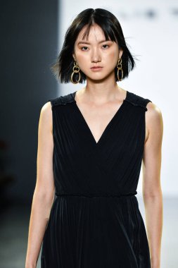 New York, New York - Eylül 05: New York Moda Haftası 'nda Elie Tahari için podyumda bir model yürüyor: 5 Eylül 2019' da New York şehrinde Bahar Stüdyoları 'ndaki Galeri Ii' de Gösteriler.