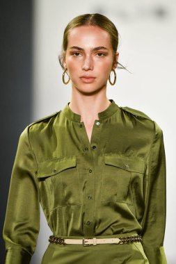 New York, New York - Eylül 05: New York Moda Haftası 'nda Elie Tahari için podyumda bir model yürüyor: 5 Eylül 2019' da New York şehrinde Bahar Stüdyoları 'ndaki Galeri Ii' de Gösteriler.