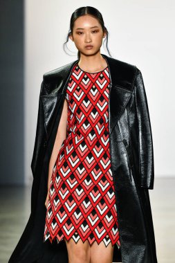 New York, New York - Eylül 05: New York Moda Haftası 'nda Elie Tahari için podyumda bir model yürüyor: 5 Eylül 2019' da New York şehrinde Bahar Stüdyoları 'ndaki Galeri Ii' de Gösteriler.