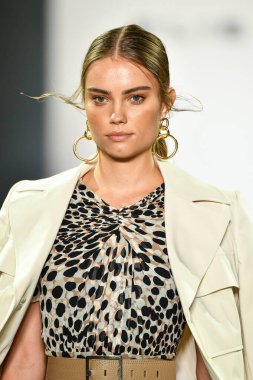 New York, New York - Eylül 05: New York Moda Haftası 'nda Elie Tahari için podyumda bir model yürüyor: 5 Eylül 2019' da New York şehrinde Bahar Stüdyoları 'ndaki Galeri Ii' de Gösteriler.