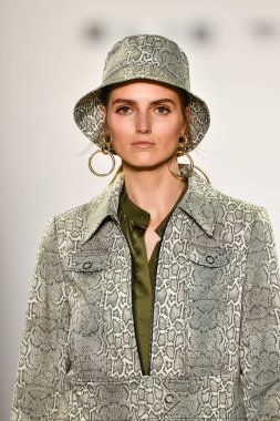 New York, New York - Eylül 05: New York Moda Haftası 'nda Elie Tahari için podyumda bir model yürüyor: 5 Eylül 2019' da New York şehrinde Bahar Stüdyoları 'ndaki Galeri Ii' de Gösteriler.