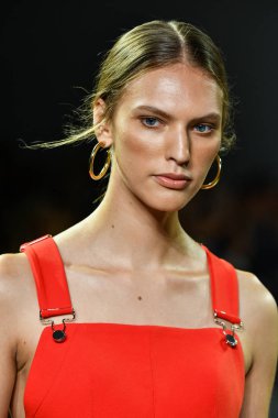 New York, New York - Eylül 05: New York Moda Haftası 'nda Elie Tahari için podyumda bir model yürüyor: 5 Eylül 2019' da New York şehrinde Bahar Stüdyoları 'ndaki Galeri Ii' de Gösteriler.