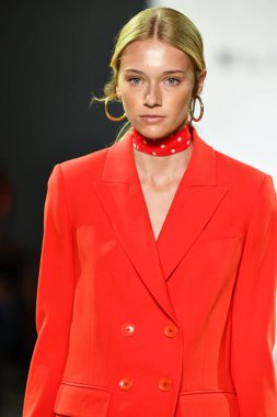 New York, New York - Eylül 05: New York Moda Haftası 'nda Elie Tahari için podyumda bir model yürüyor: 5 Eylül 2019' da New York şehrinde Bahar Stüdyoları 'ndaki Galeri Ii' de Gösteriler.