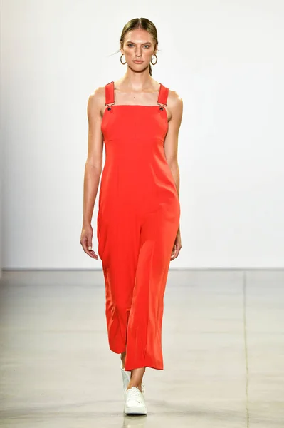 ニューヨーク 9月5日 ニューヨーク ファッションウィーク中のエリー タハリのための滑走路を歩くモデル ギャラリーIiでのショー9月5 2019ニューヨークの春のスタジオで — ストック写真