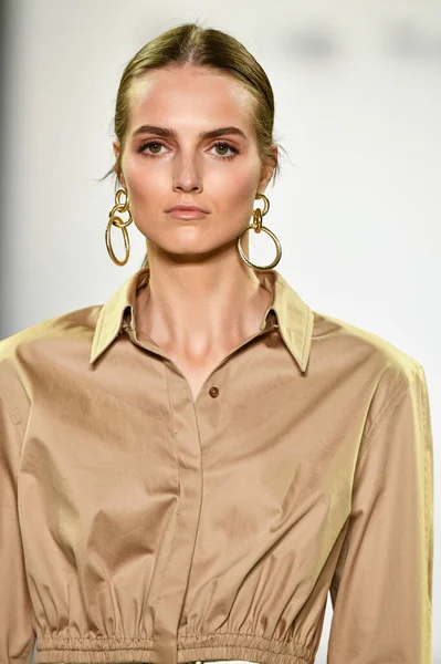 ニューヨーク 9月5日 ニューヨーク ファッションウィーク中のエリー タハリのための滑走路を歩くモデル ギャラリーIiでのショー9月5 2019ニューヨークの春のスタジオで — ストック写真
