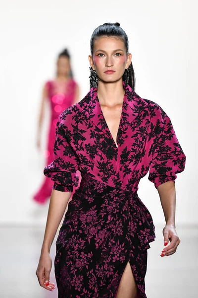 New York New York September Model Walks Runway Tadashi Shoji — Stock fotografie