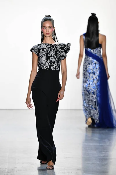 New York New York September Model Walks Runway Tadashi Shoji — Stock Photo, Image