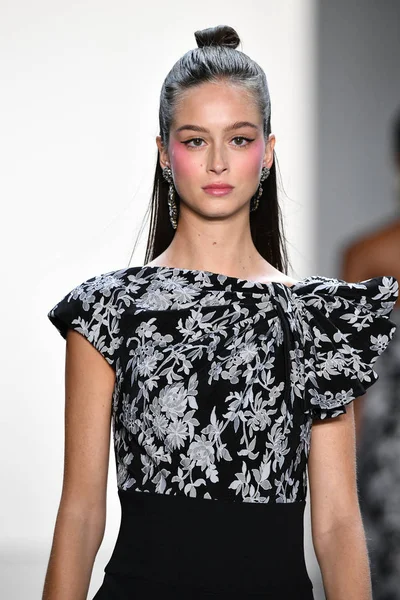 New York New York September Model Walks Runway Tadashi Shoji — Stock fotografie