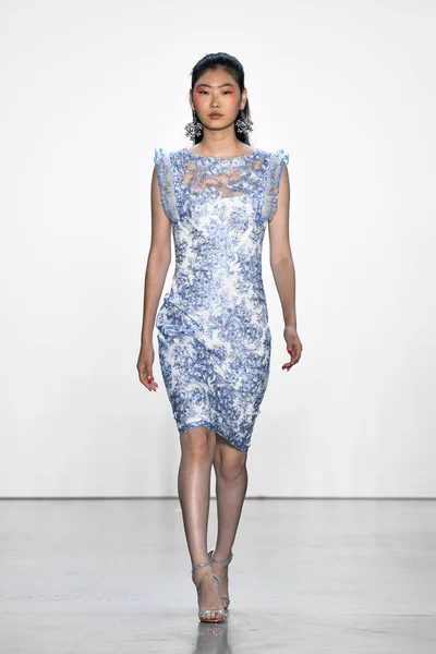 New York New York September Model Walks Runway Tadashi Shoji — Zdjęcie stockowe