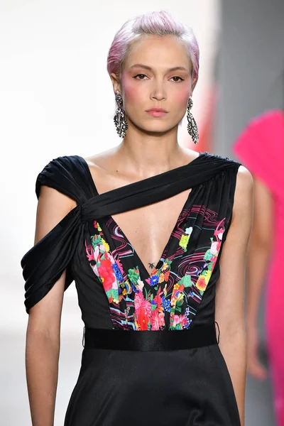 New York New York September Model Walks Runway Tadashi Shoji — Stock Photo, Image