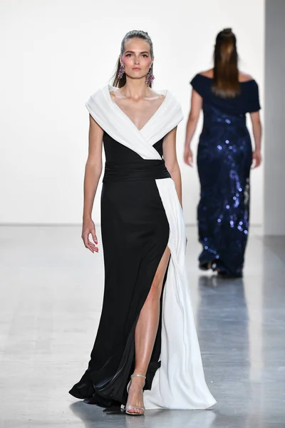 New York New York September Model Walks Runway Tadashi Shoji — Stock Photo, Image