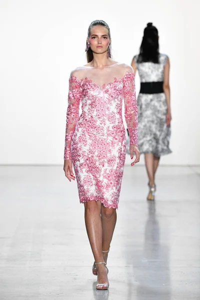 New York New York September Model Walks Runway Tadashi Shoji — Stock Photo, Image