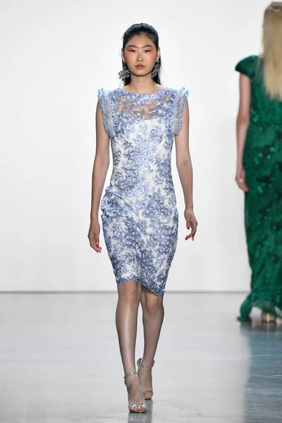 New York New York September Model Walks Runway Tadashi Shoji — Stockfoto