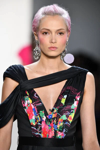 New York New York September Model Walks Runway Tadashi Shoji — Stock Photo, Image