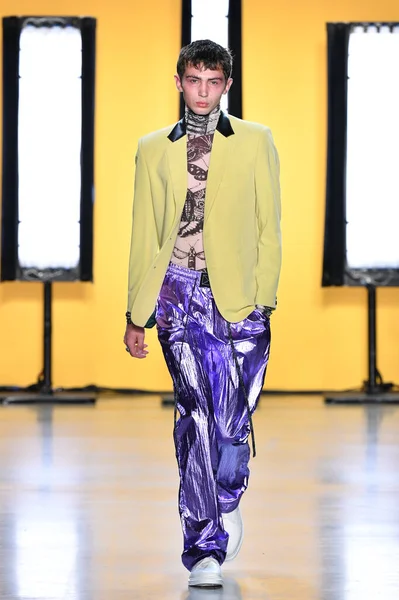 New York New York September Model Walks Runway Dirty Pineapple — Stockfoto