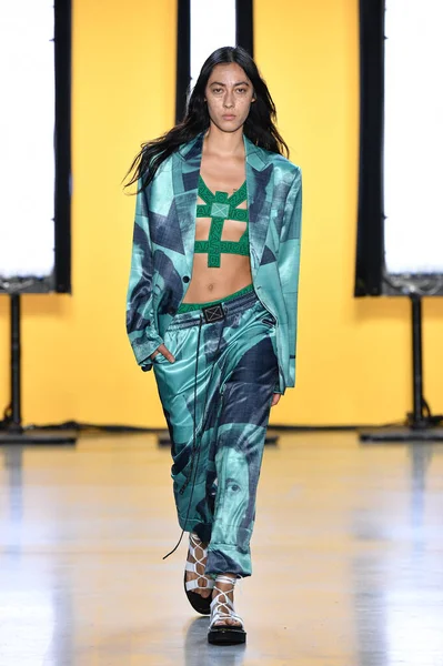 New York New York September Model Walks Runway Dirty Pineapple — ストック写真