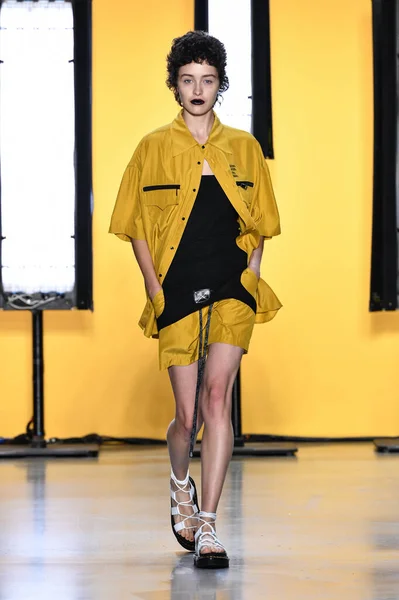 New York New York September Model Walks Runway Dirty Pineapple — Stock Photo, Image