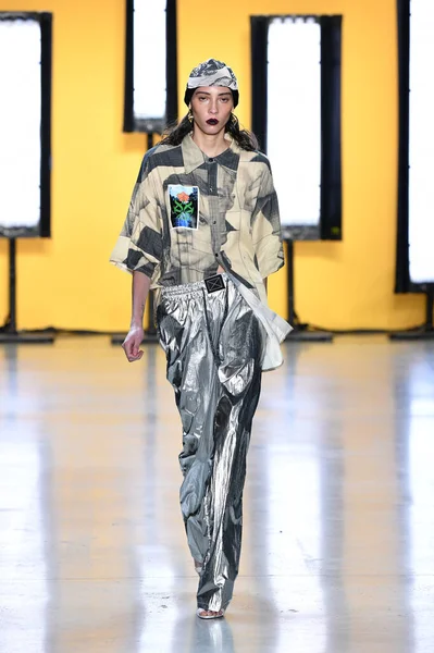 New York New York September Model Walks Runway Dirty Pineapple — Stok fotoğraf