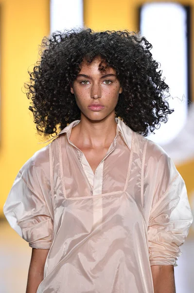 New York New York September Model Walks Runway Dirty Pineapple — Stockfoto