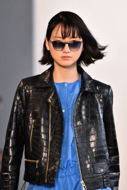 New York, New York - 10 Eylül: New York Mohapatra 'nın New York Moda Haftası' nda podyumda bir model yürüyor: 10 Eylül 2019 'da New York şehrinde Bahar Stüdyoları' nda Galeri 1 'deki Gösteriler.