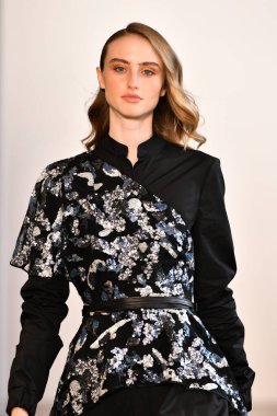 New York, New York - 10 Eylül: New York Mohapatra 'nın New York Moda Haftası' nda podyumda bir model yürüyor: 10 Eylül 2019 'da New York şehrinde Bahar Stüdyoları' nda Galeri 1 'deki Gösteriler.