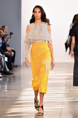 New York, New York - 10 Eylül: New York Mohapatra 'nın New York Moda Haftası' nda podyumda bir model yürüyor: 10 Eylül 2019 'da New York şehrinde Bahar Stüdyoları' nda Galeri 1 'deki Gösteriler.